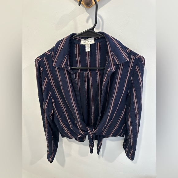Bella Dahl Metallic Stripe Roll-Tab Tie-Front Shirt Navy
Blue/Rose Gold XS - Picture 2 of 8